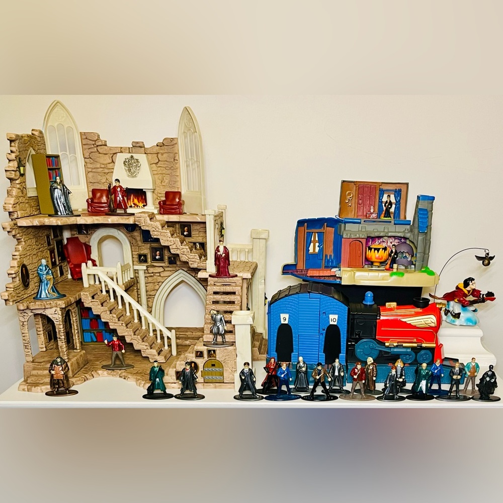 Harry Potter Gryffindor Tower, Hagrid's Hut, Platform 9-3/4, 28 Figures!!